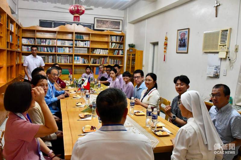 周民淦與那牙耀華中學師長座談交流，就華語教育、赴臺升學及臺菲教育交流等議題交換意見。