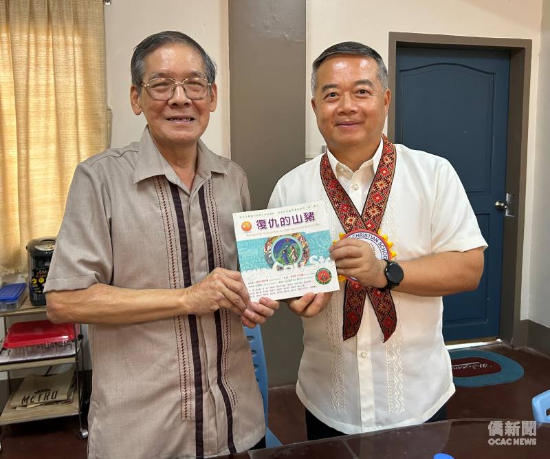 周民淦（右）致贈臺灣原住民族中、英文圖書予那牙嘉南中學，由王志超（左）代表接受。