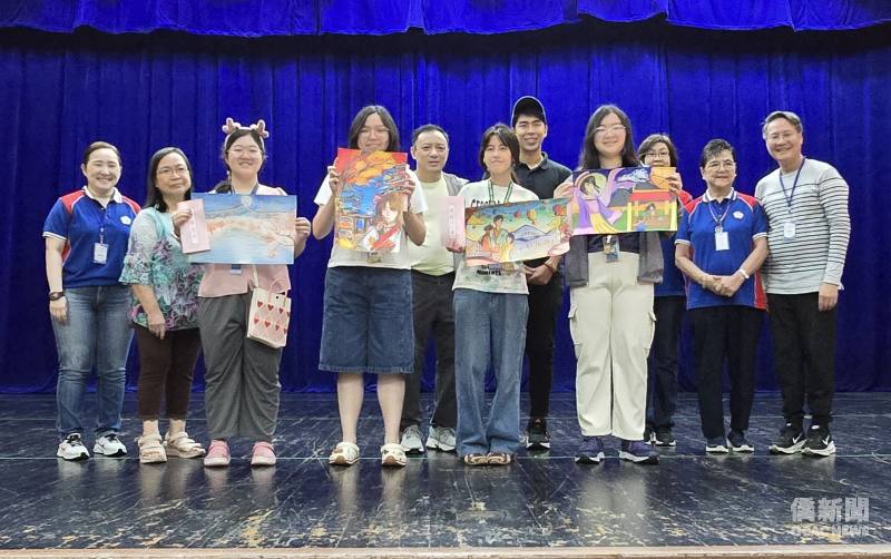 文總文化工作委員會主任陳萌蕙（右3）及評審老師黃曼慧（左2）、莊玄良（左5）、莊永堅（右5）頒發獎金予甲組優勝者。