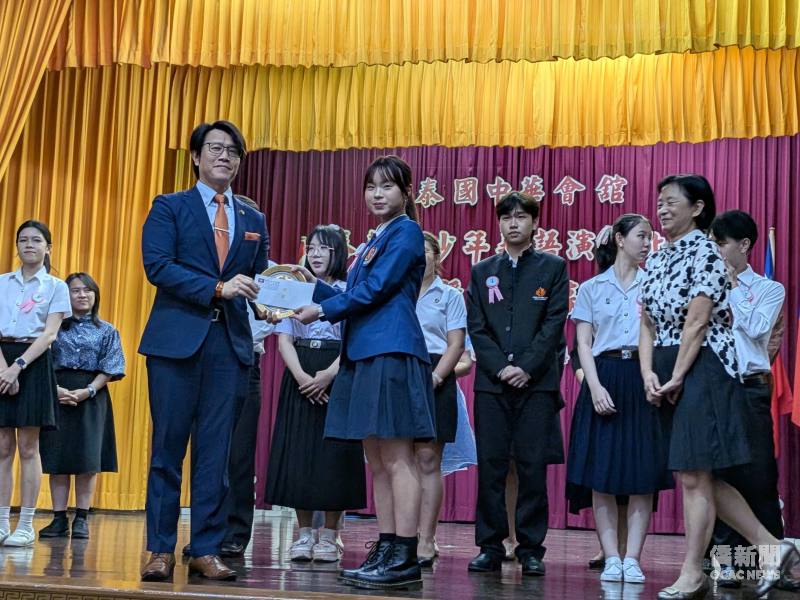 駐泰國代表處公使董思齊與獲獎同學合影