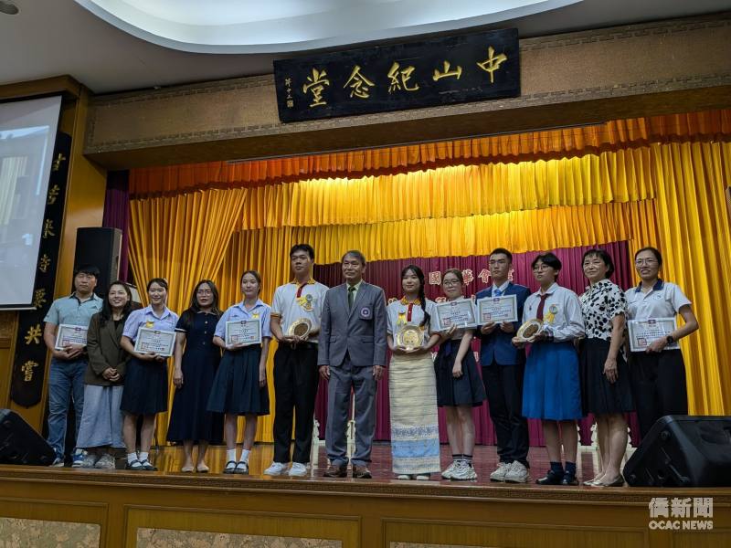 泰國中華會館代理事長秦鎮漢與獲獎同學合影