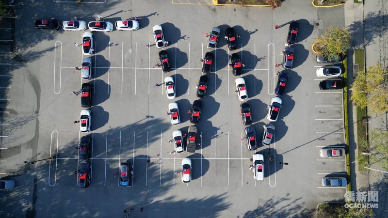 大溫哥華臺灣僑界聯合會發起「TW」車隊支持臺灣參與聯合國的行動，圖為空拍機拍下的「TW」車隊。(大溫哥華臺灣僑界聯合會提供)