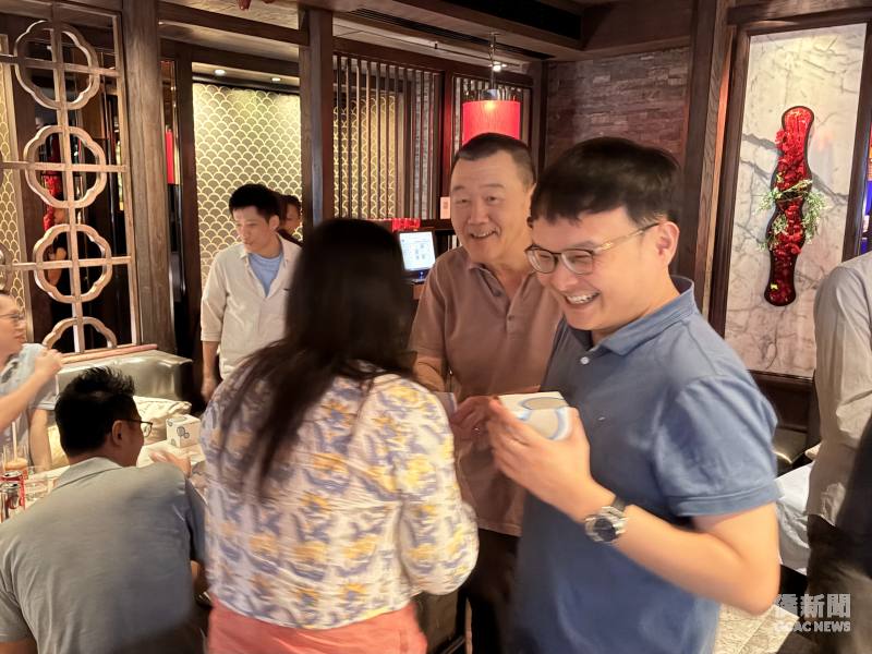 駐孟買辦事處處長張均宇親自為每位嘉賓發送月餅