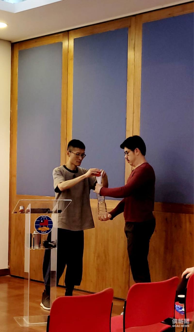 陳家靖(左)現場介紹如何沖製冷泡茶。