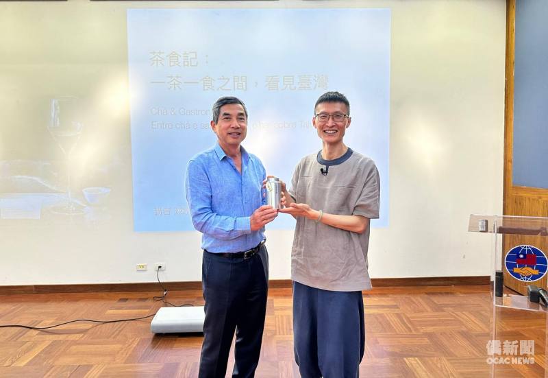 陳家靖(右)贈送茶葉予僑務諮詢委員張宏昌(左)。
