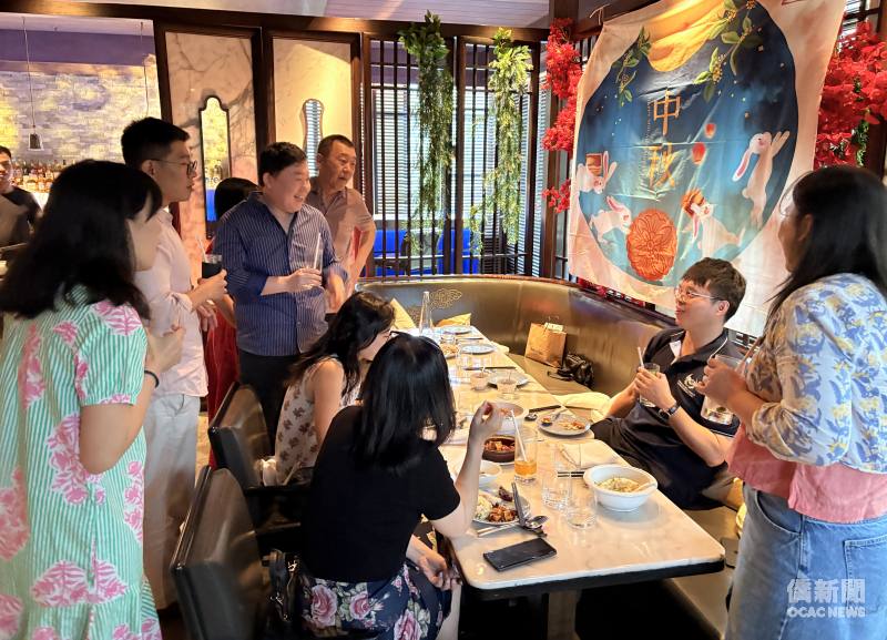 餐會交流中，洋溢歡樂氣氛