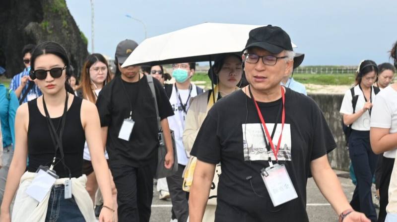 國家人權博物館4日至6日在白色恐怖綠島紀念園區舉辦第15屆青年人權體驗營「重回小島1949-1992：記憶救援行動」，東華大學歷史系教授陳進金（前右）帶領學員走訪流麻溝、十三中隊、燕子洞等歷史現場。（人權館提供）