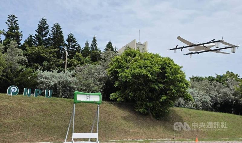 澎湖縣政府與澎湖科技大學7日舉辦澎湖無人機醫療物資跨海運送展示活動，試飛順利，未來離島居民可及時收到藥品。