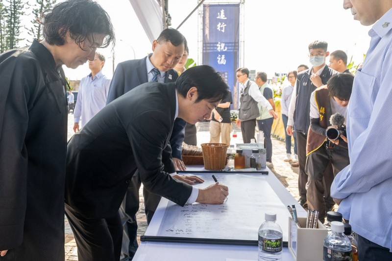 總統頒贈總統府前資政、立法院前副院長饒穎奇先生褒揚令