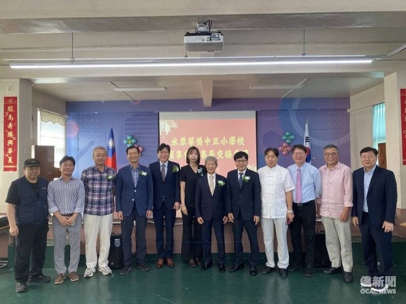 水原華僑中正小學理事會交接典禮圓滿落幕，與會貴賓與新任、滿任理事長合影留念