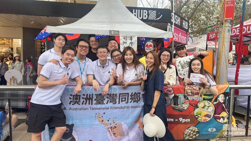 澳洲臺灣同鄉會於攤位宣傳雪梨臺灣學校與TCML