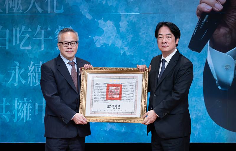 總統頒贈遠見．天下文化事業群創辦人高希均教授褒揚令，由高教授之子高兆均先生代表接受