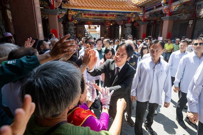 總統赴台東天后宮參香祈福　強調護民主、拚經濟、提高社會福利　全民共享經濟成果