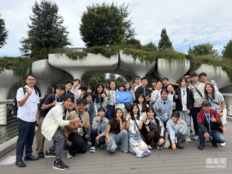 學員一行實地考察紐約漂浮公園 Little Island，汲取該市精緻綠化的成功經驗，期盼能為屏東未來的城市規劃與永續發展提供借鑑。