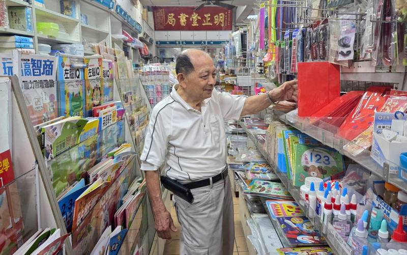 開業一甲子的嘉義縣梅山鄉明正堂書局將熄燈，86歲老闆張耿瑜（圖）6日說，因一起打拚的妻子離世，子女皆在外地事業有成，萌生退休念頭，預告書局將開到今年底。