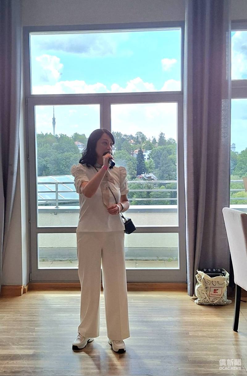 德勒斯登臺灣商業協會會長蘇怡婷致詞。