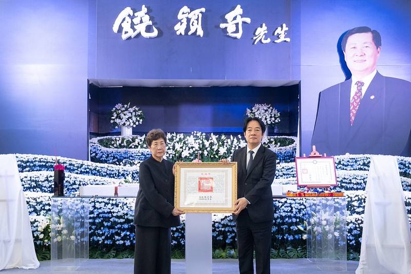賴清德總統6日上午頒贈褒揚令予總統府前資政、立法院前副院長饒穎奇先生，表彰其一生奉獻國家、服務地方的卓越貢獻