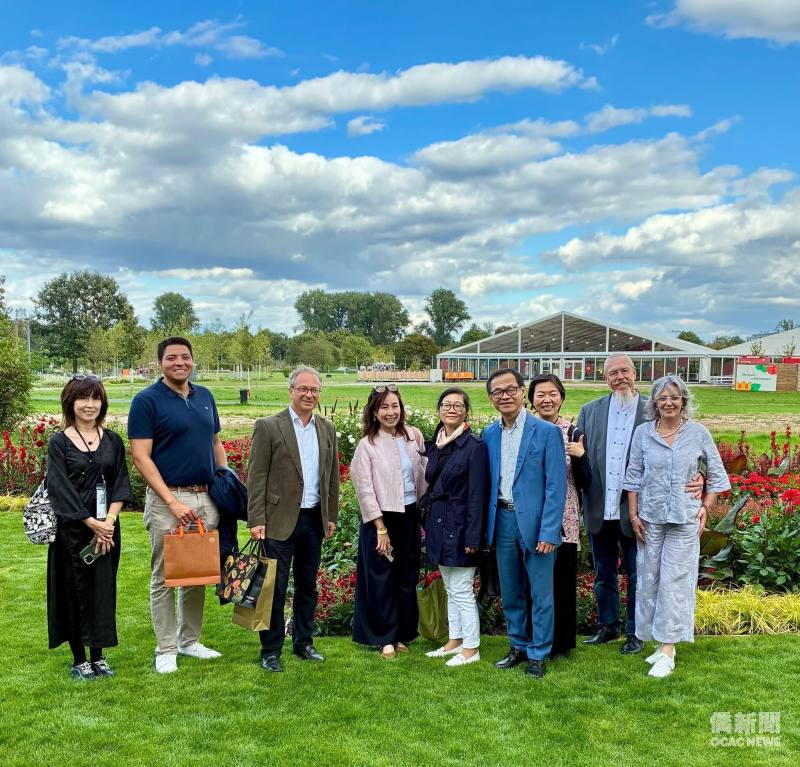 諾伊斯市長Reiner Breuer全程陪同駐法蘭克福辦事處處長羅美舜與凌華基金會董事長倪寒芬與文化結協會會長陳黎黎等人參觀花博展