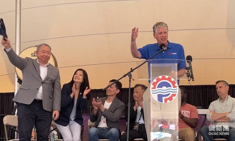 羅德島州州長Daniel McKee向大家介紹駐美國代表處大使俞大㵢