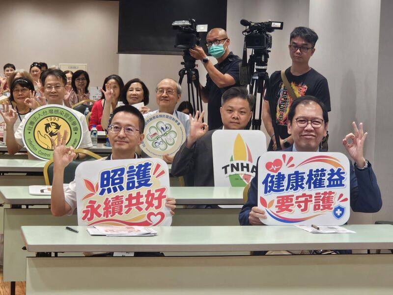 衛福部疾管署長羅一鈞（前左）說，台灣今年首次引進20萬劑加強型流感疫苗，成為亞洲第一個、也是目前唯一引進加強型流感疫苗的國家。