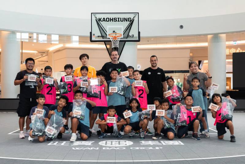 FIBA 3x3高雄挑戰賽本週末熱情登場，主辦單位利用賽事期間，6日邀請屏東縣口社國小參與籃球體驗營，安排基礎運球、傳球、投籃及團隊合作等訓練內容。（中華民國3x3籃球協會提供）
