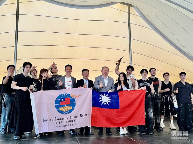 「十鼓」雙十國慶文化訪問團在精湛演出後與俞大㵢夫婦、團長邱太三、駐波士頓辦事處處長廖朝宏 (前排自右至左)