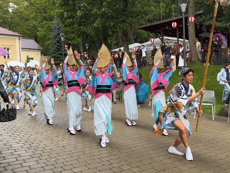 立陶宛首都維爾紐斯近日舉行日本文化祭「Bon Odori」，透過傳統舞蹈、音樂、美食與文化體驗活動促進交流。