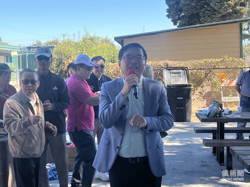金山灣區文教中心主任王偉讚致詞並和鄉親交流。