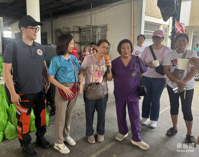 教堂社會行動主任Imelda Ortiz（左3）致詞時，向拉哈蘇萊曼扶輪社社長陳慧靜（左2）、候任社長陳金華（左1）、醫生Isabel Nazal（右3）等人表達感謝