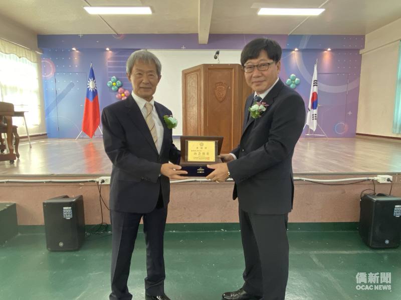 新任呂家祥理事長(右)頒發感謝牌予滿任劉其瑞理事長(左)