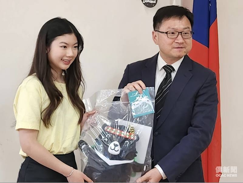 時任波士頓文教中心主任的潘昭榮贈送許凱菲小禮物，感謝她對波士頓FASCA的付出 (許凱菲提供)