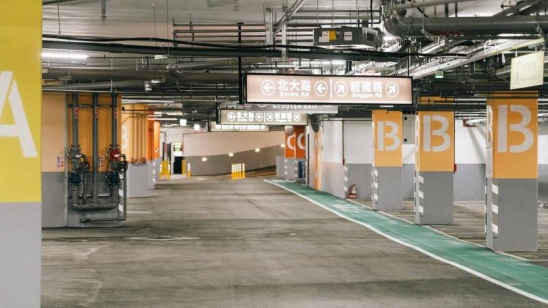 新竹棒球場地下停車場重新開放使用，竹市府表示，即日起至9月30日為試營運期，期間全面免費停車。（新竹市政府提供）