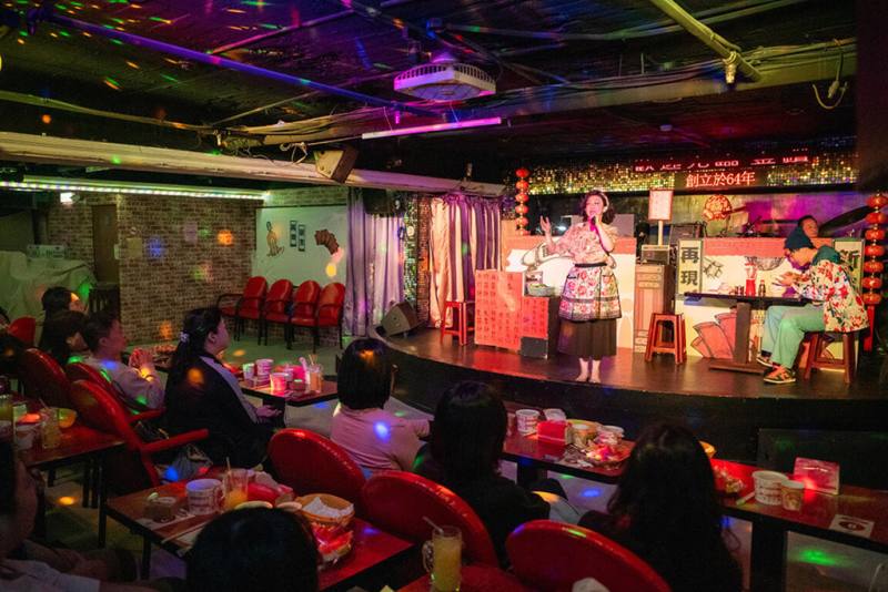 春河劇團音樂劇「老闆~來碗陽春麵！」特別推出西門紅包場限定版，20日起開演，不只帶觀眾走進真實紅包場，更從味覺認識萬華，特別攜手萬華名店「艋舺大豐魚丸店」提供特色炸物。（春河劇團提供）
