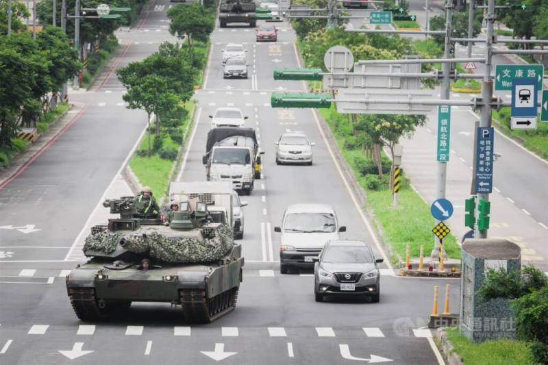 國軍6月實施立即備戰操演，M1A2T戰車在桃園青埔一帶戰備偵巡。
