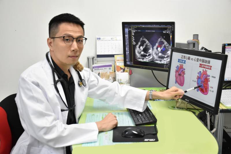 10歲男童常因感冒就醫，經轉診確認罹患心室中膈缺損。彰濱秀傳醫院小兒心臟科醫師林俊嘉（圖）說明，院方協同外院團隊為男童進行經心導管關閉心室中膈缺損手術，不用開胸，術後僅有小穿刺孔。（彰濱秀傳醫院提供）