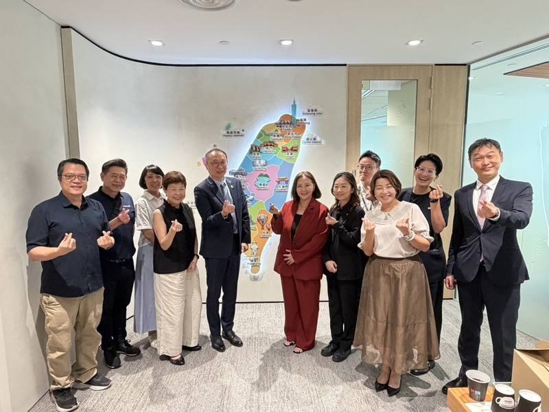 為吸引更多國際旅客到訪台灣，觀光署國際組組長鄭智鴻（左5）等人造訪新加坡，與在地旅遊業者交流。