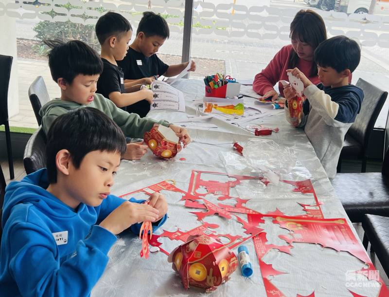 中文教師蔡茹文教導兒童手作
