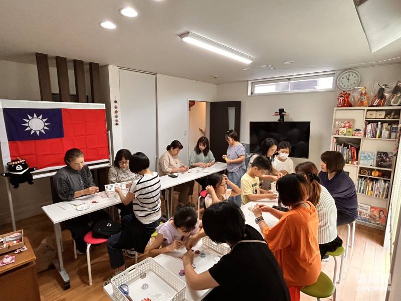 學員在老師指導下嘗試手作