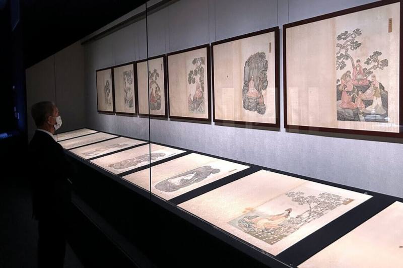 國立故宮博物院南部院區8日起推出全新人氣國寶展「天團降臨：藝術中的仙佛組合」，其中晚明「變形主義」居士畫家吳彬所繪製的「畫楞嚴二十五圓通佛像冊」是重要古物。（故宮南院提供）