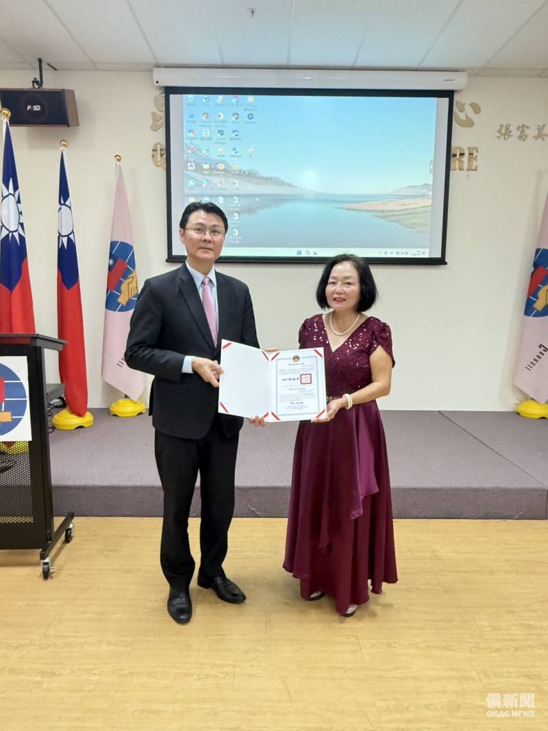 駐布里斯本辦事處處長范厚祿祝賀並肯定澳亞藝術交流協會會長黃世花推展會務有成