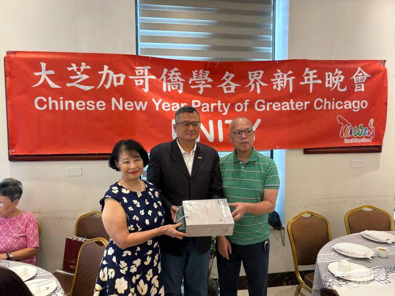 類延峰致贈禮物予徐曙明