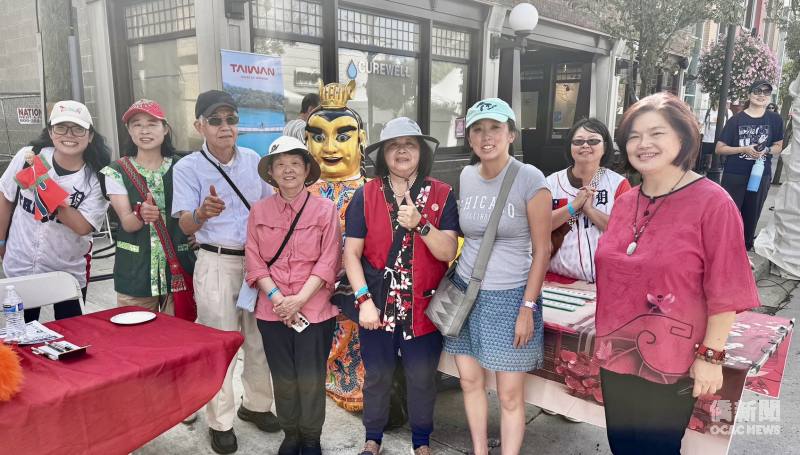 TACCAA 會長楊逸鴻（前排右3）、密西根州參議員張理（前排右2）及理事、義工於文化體驗區合影。