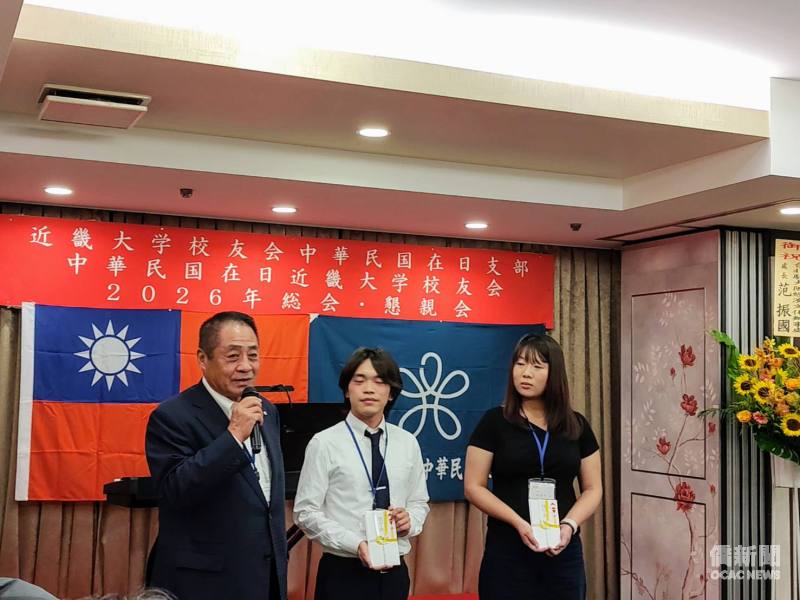 李忠儒(左一)代表致贈獎學金