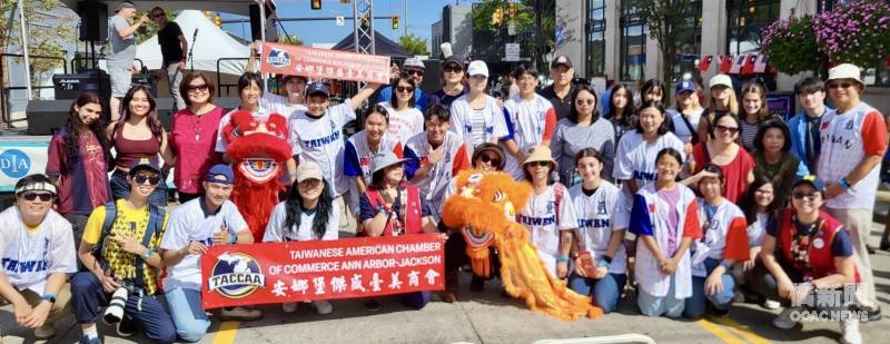 安娜堡傑盛台美商會（TACCAA）理事、人文協會與僑學各界義工合影慶祝 ABE「臺灣文化日」。