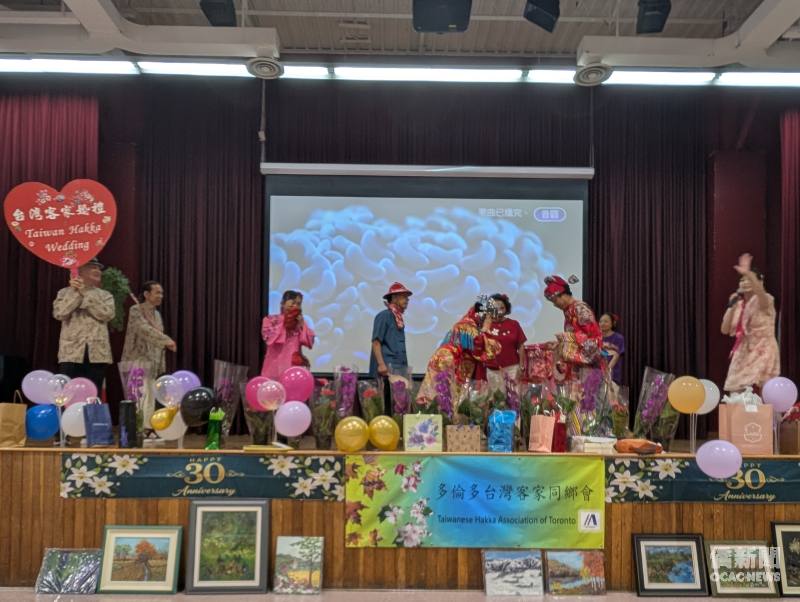 現場安排客家婚禮展演，搭配前會長徐紫彤演唱「七十・八田莊女」。