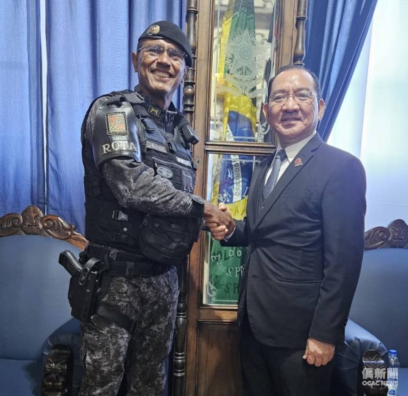 Antônio Emanuel（左）向尤正才（右）握手致意。