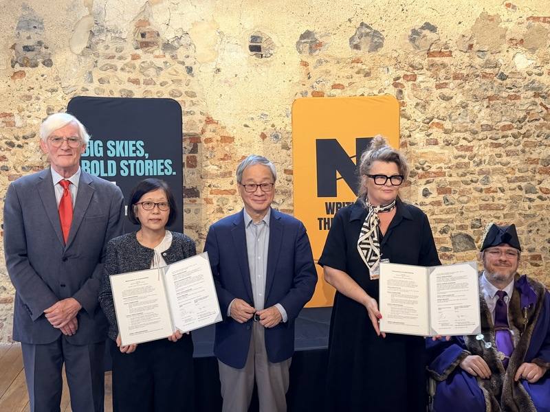英國國家寫作中心（NCW）董事會主席沃特斯（Alan Waters）（左1）8日與代表台文館的駐英國代表處文化組長楊婷媜（左2）簽約培育人才。文化部長李遠（中）與NCW執行長兼創意總監桑契斯（Paula Sanchez）（右2）等人共同見證台英文學翻譯與出版合作里程碑。