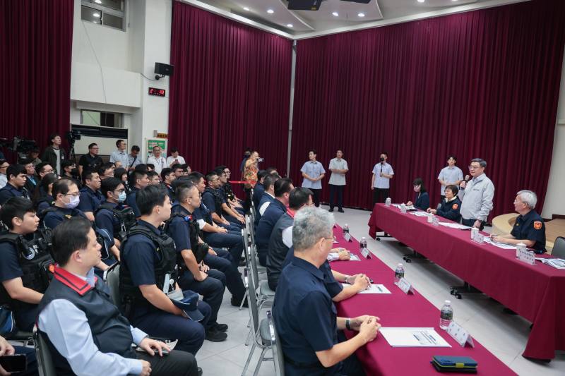 行政院長卓榮泰視察臺北市政府警察局中山分局