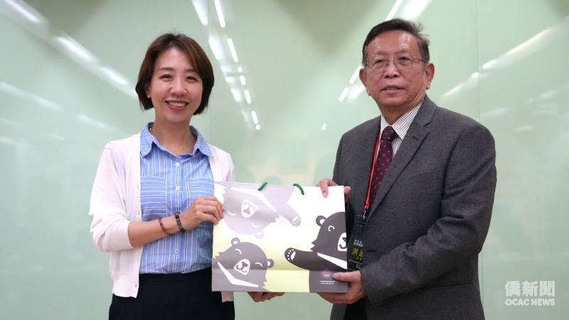 李姸慧代表僑委會致贈紀念品予考察團，由洪進興代表接受
