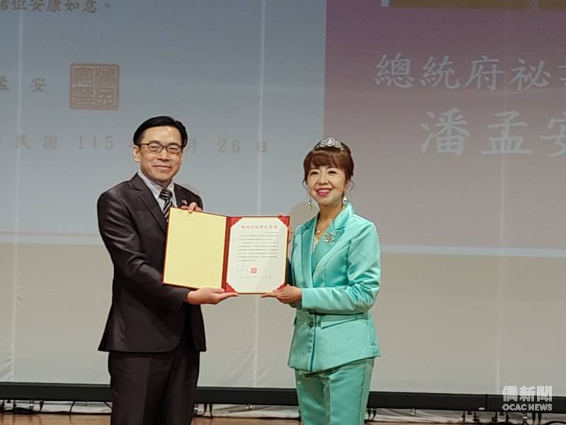 駐大阪辦事處處長范振國(左)代頒總統府秘書長潘孟安賀電予世界華人工商婦女企管協會(世華)關西分會會長中西美姬(右)。